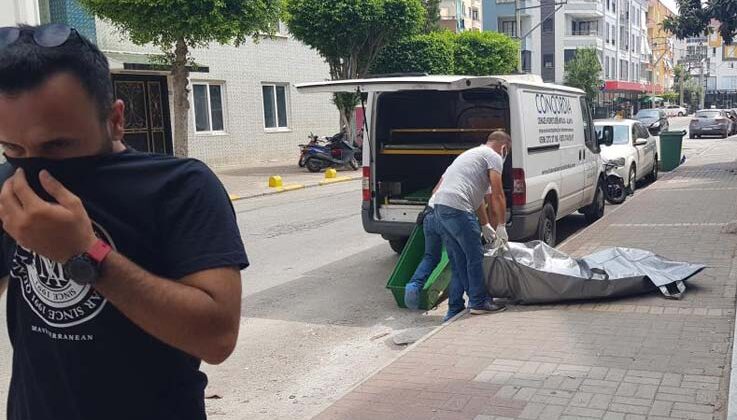 Finlandiyalı kadın Alanya’daki evinde ölü bulundu, ekipler kokudan taşımakta zorlandı