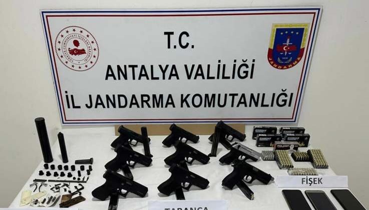 Kargoyla silah ticareti yapan baba ve oğluna jandarma operasyonu