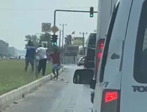 Tartıştıkları minibüs şoförünü herkesin gözü önünde darp ettiler