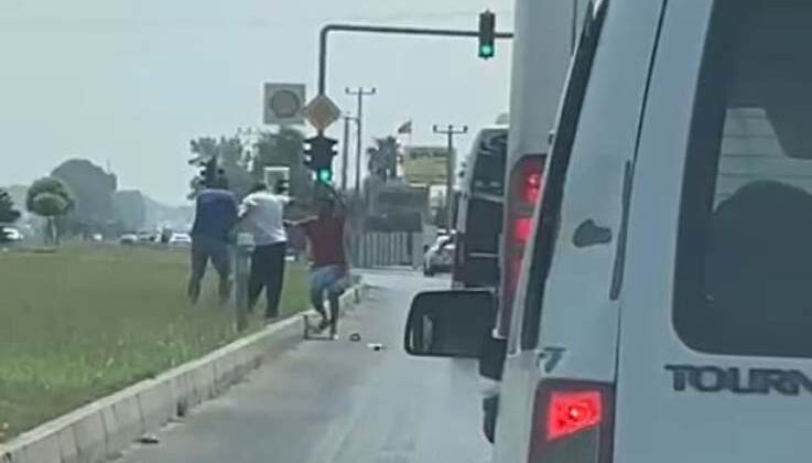 Tartıştıkları minibüs şoförünü herkesin gözü önünde darp ettiler