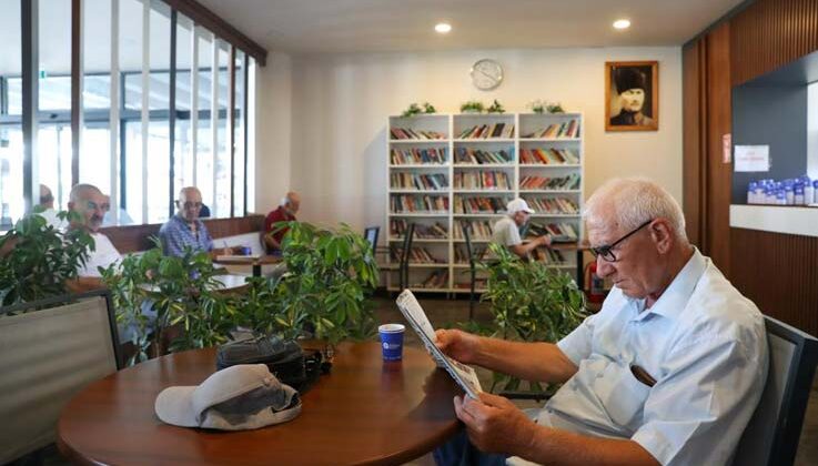 Büyükşehir Emekliler Kahvesi emeklilere nefes aldırıyor