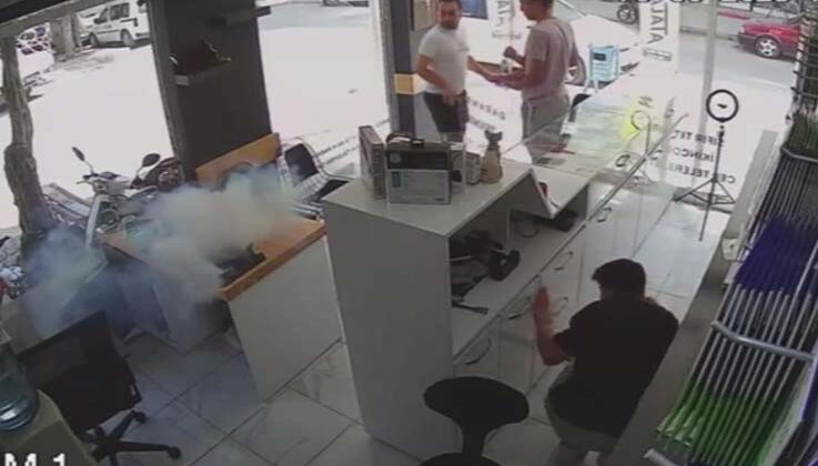 Cep telefonu tamir esnasında alev alıp küle döndü