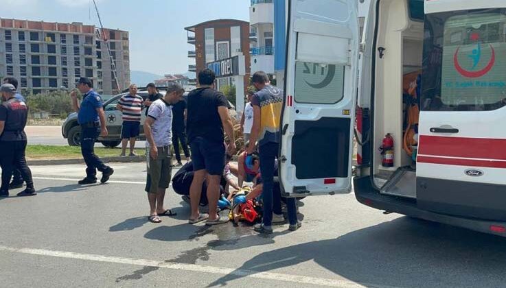 Düğün konvoyu geçerken yola çıkan çocuğa otomobil çarptı