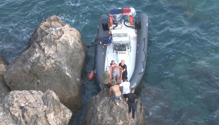 30 metrelik falezlerin alt kısmında hareketsiz yatan şahsı deniz polisi kurtardı