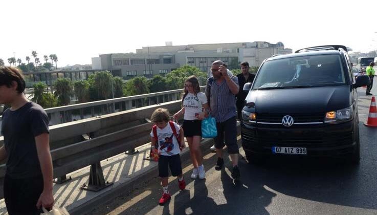 Lastiği patlayan tur minibüsü 3 araçlı kazaya neden oldu: 3 yaralı