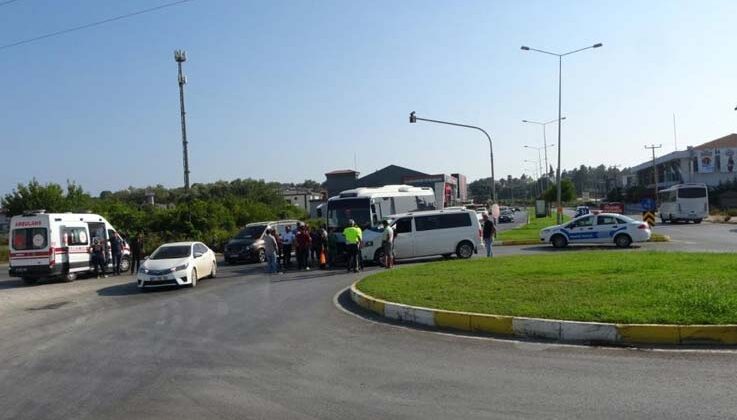 Otel servisi midibüs ile minibüs çarpıştı: Facianın eşiğinden dönüldü