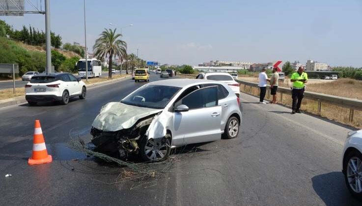 Hurdaya dönen araçtan burunları kanamadan çıktılar