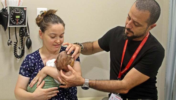 Pusetten düşüp kafatası kırılan 1 aylık bebek, başarılı ameliyatla hayata tutundu
