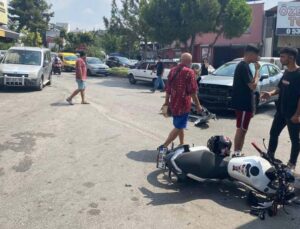 Kamyonetin altında kalan motosiklet sürücüsü kaskı sayesinde ölümden döndü