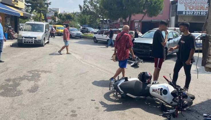 Kamyonetin altında kalan motosiklet sürücüsü kaskı sayesinde ölümden döndü