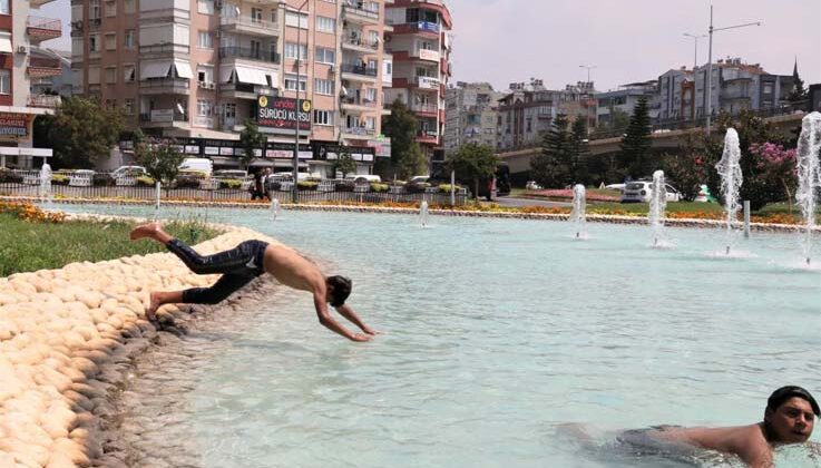 Antalya’da sıcak ve nemli havada bunalan çocuklar soluğu süs havuzunda aldı