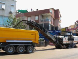 Antalya Bulvarı yan yolunda asfalt yenileme çalışması