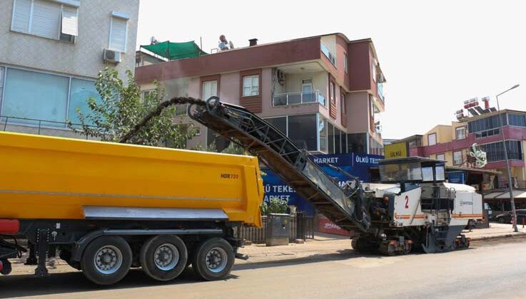 Antalya Bulvarı yan yolunda asfalt yenileme çalışması
