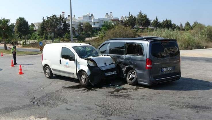 Antalya’da tur minibüsü ile hafif ticari araç çarpıştı: 3 yaralı