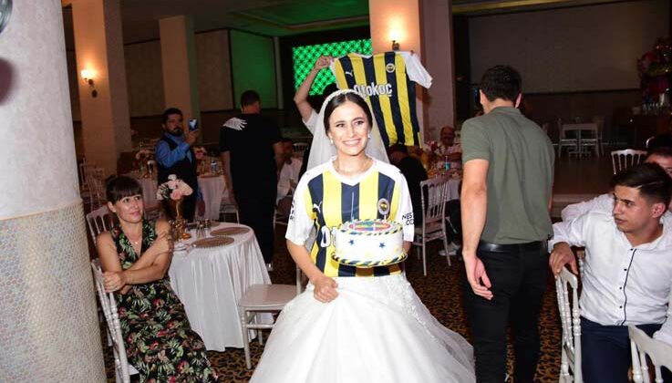 Gelinden damada düğünde Fenerbahçe forması ve marşla doğum günü sürprizi