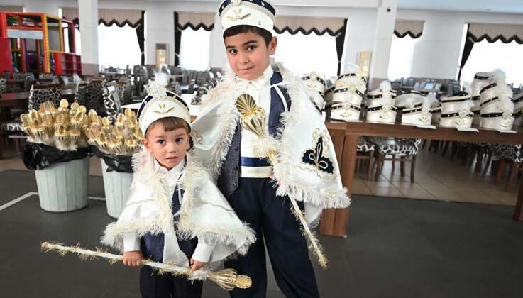 Kemer’de sünnet çocuklarının kıyafetleri dağıtılıyor