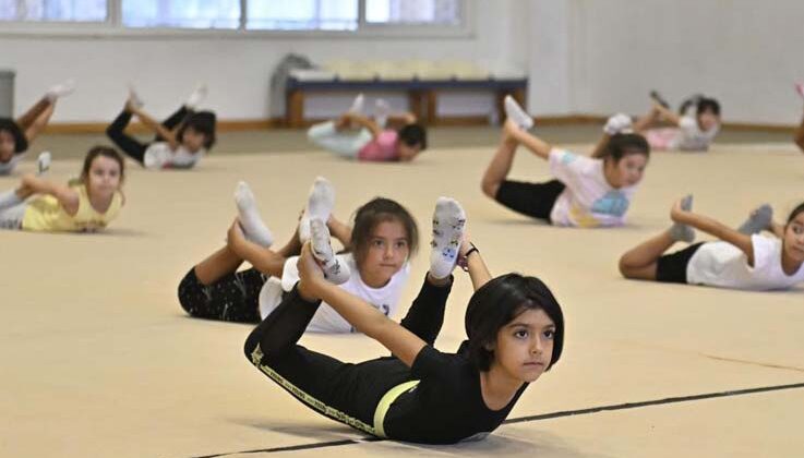 Muratpaşa’da yaz dönemi spor okulları cimnastik programına yoğun ilgi