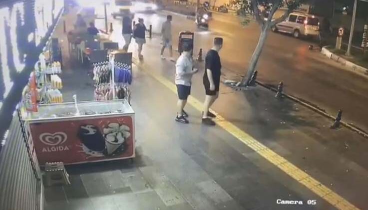 Otomobilin altında kalmaktan kıl payı kurtuldu