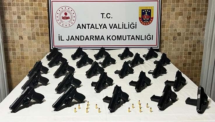 Antalya’da 25 adet ruhsatsız tabanca ele geçirildi