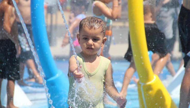 Denize gidemeyen çocuklar mahalleye kurulan su parkında eğleniyor
