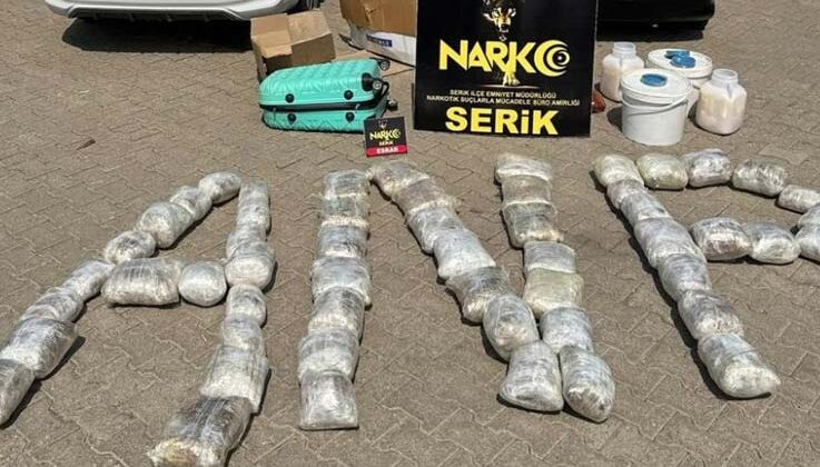 Doğu illerinden valizlerle Antalya’ya getirilen 51 kilo esrar polis takibine takıldı