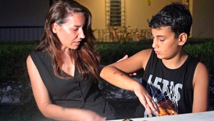 Dershaneye giderken köpeklerin saldırdığı 12 yaşındaki çocuğu esnaflar kurtardı