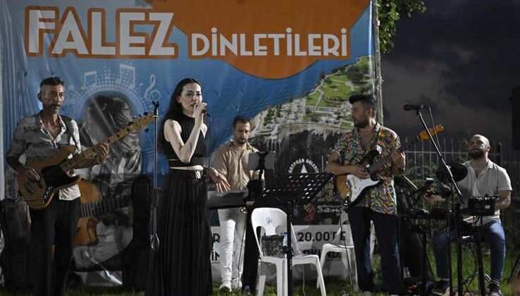 Falezlerde müzik ziyafeti devam ediyor