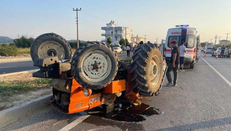 Antalya’da otomobil traktöre çarptı: 2 yaralı
