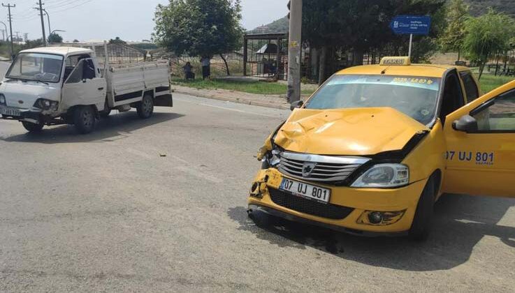 Gazipaşa’da ticari taksi ile kamyonet çarpıştı: 4 yaralı