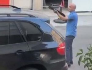Araba siperli silahlı çatışmadan çıkan mermi dükkanının önünde duran spotçuyu kalbinden vurdu