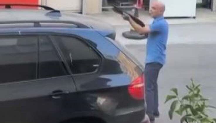 Araba siperli silahlı çatışmadan çıkan mermi dükkanının önünde duran spotçuyu kalbinden vurdu