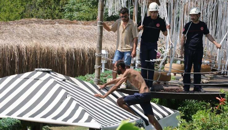 Antalya’da ‘Tarzan’ adam alarmı: Demirlere tırmandı, polislerden kaçıp şemsiyenin üzerine çıktı