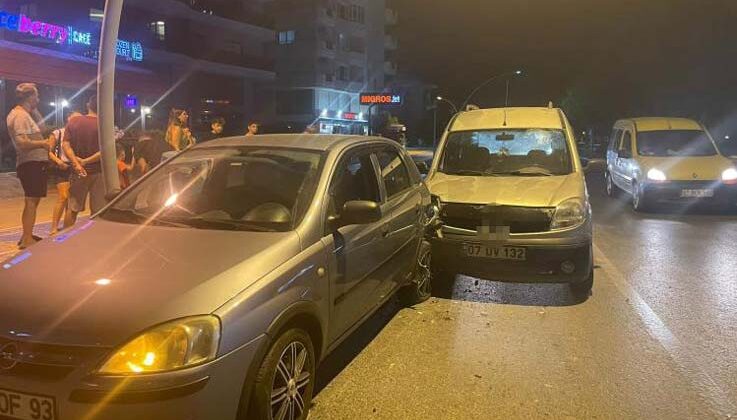 Park halindeki otomobile çarpan alkollü sürücü yaralandı