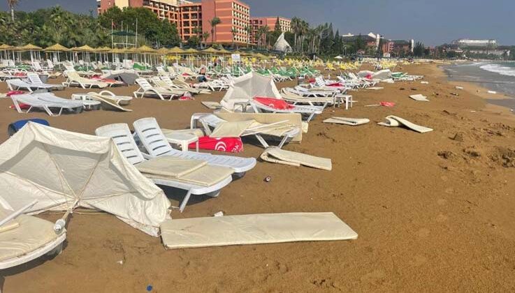 Alanya plajında tatilcilere sağanak yağış ve fırtına şoku