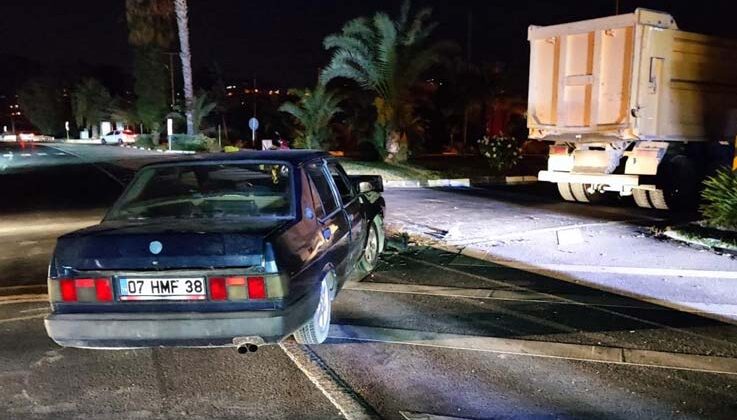 Otomobil hafriyat kamyonuna çarptı: 1 yaralı