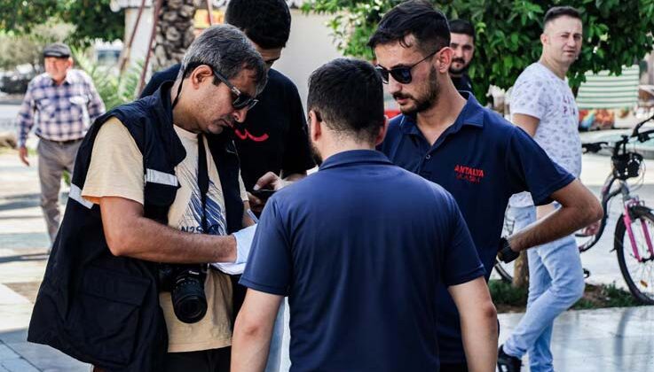 Toplu ulaşım kart dolum cihazından para toplayan personele hırsızlık şoku
