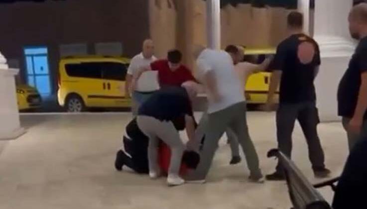 Taksicilerin müşteri kavgasında yere yatırılan sürücü tekmelerle darp edildi