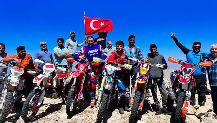 30 Ağustos’u 3 bin 24 rakımlı tepeye Türk bayrağı dikerek kutladılar