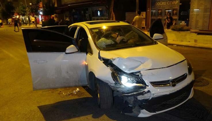 Çarpışan otomobiller hurdaya döndü