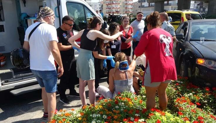 Kırmızı ışık ihlali yapan otobüs otomobile, ardından alt geçide çarptı: 2 yaralı