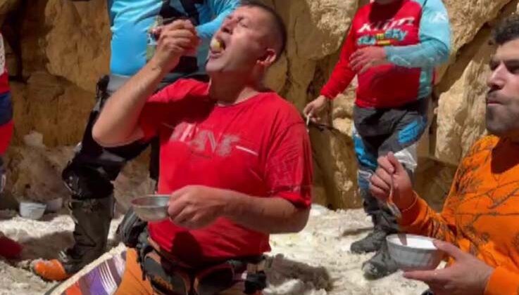 Antalyalı motosiklet tutkunlarının 3024 rakımlı zirvede ağustos ayında kar sevinci