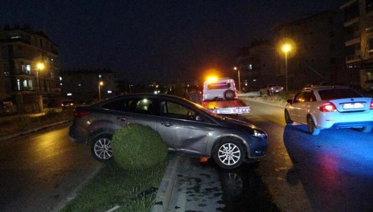 Virajı alamayan otomobil refüje çıkarak durabildi