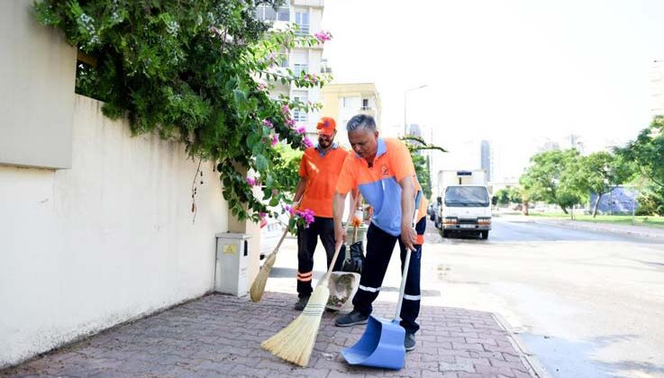Belediye başkanı üniformayı giyip, süpürge ve faraşı alıp sokakları süpürdü