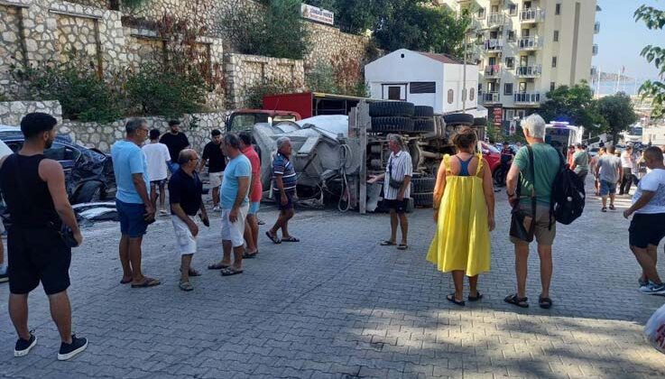Kontrolden çıkan beton mikseri ortalığı savaş alanına çevirdi