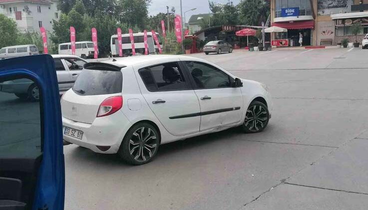 Antalya’da otomobil motosikletle çarpıştı: 2 yaralı