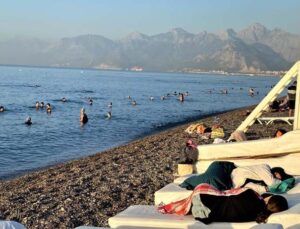 Dünyaca ünlü sahil sıcak sebebiyle açık hava oteline döndü