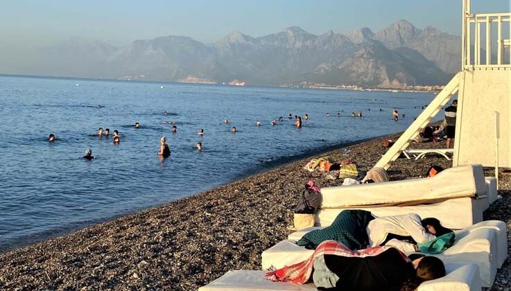 Dünyaca ünlü sahil sıcak sebebiyle açık hava oteline döndü