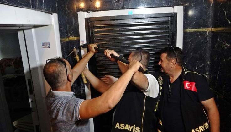Kapılar koçbaşıyla kırıldı, evlerinden çöp atmaya çıkanlar dahi didik didik arandı