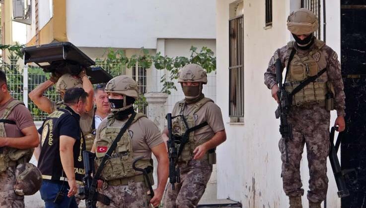 Kapıların koçbaşıyla kırıldığı, çöplerin didik didik arandığı operasyonun detayları paylaşıldı