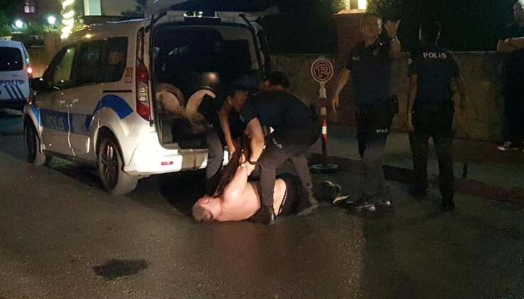 Alanya’da uyuşturucu krizine giren Rus turist, polislere ecel teri döktürdü